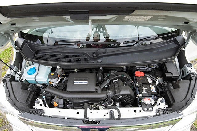 年末年始の高速道路ではガス欠やバッテリー切れのトラブルも多いという。運転前に自ら点検することがトラブル回避の近道。不安なら販売店やショップに整備に出そう