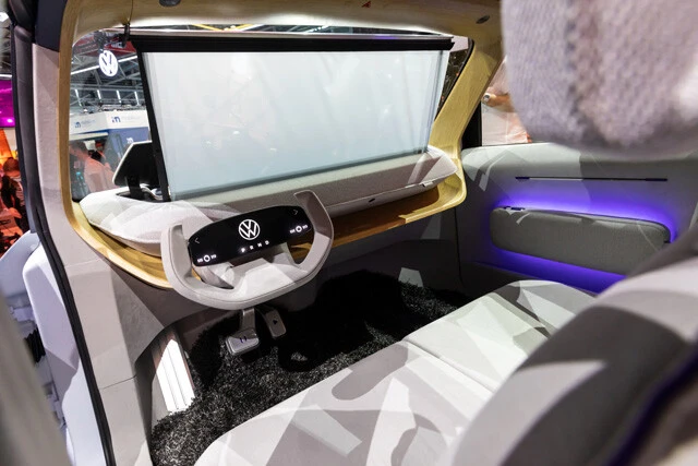 ゲームや映画鑑賞がしたい場合は、ダッシュボードから、巨大なプロジェクション用スクリーンが現れる