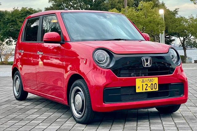 ８年ぶりのフルモデルチェンジで２代目に！　ホンダ「Ｎ‐ＯＮＥ」。発売日…２０２０年１１月（フルモデルチェンジ）、価格…１５９万９４００～２０２万２９００円、リセールバリュー…Ｃランク、値引き目標額…５万円。新型Ｎ‐ＯＮＥはオリジナル、プレミアム、ＲＳの３タイプを用意。ＲＳにはターボと６速ＭＴの組み合わせも設定されている【総合評価　軽自動車逸脱度★★★★★、実用度★★★☆☆、男がたぎる度★★★★☆】