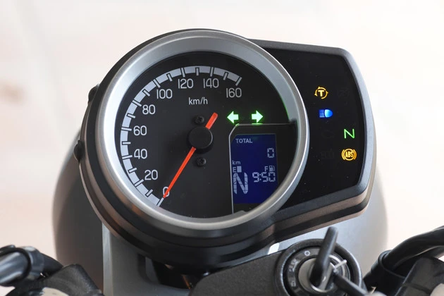 速度計は160キロまで刻まれている。燃費や走行可能距離はデジタルで表示する