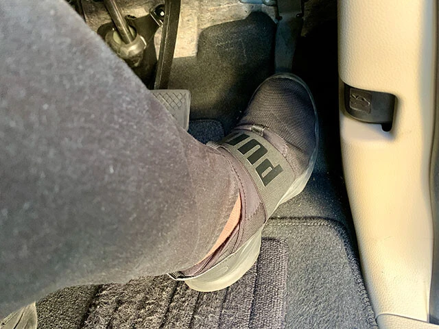 アクセルはふわっと優しくゆっくり踏み込むのがエコ運転の基本。最初の5秒で時速20キロを目安にする。アクセルを強く踏み込むと燃費は確実に悪化