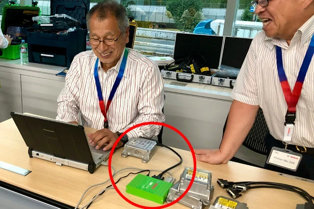 EDRからデータを取り出すCDRアナリストの菰田氏。菰田氏は2019年にボッシュ認定CDRアナリストの資格を取得。実は日本自動車ジャーナリスト協会の会長でもある