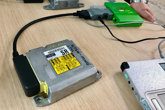 手前の機械の中にEDRが入っている。ケーブルでつながっている奥の機械がEDRからデータを抜き出すCDR。作業はパソコンも使用