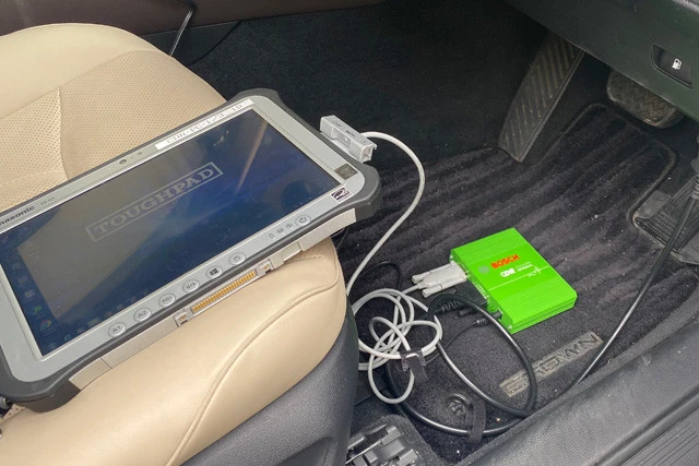 EDRはエアバッグコンピューター内にある。通常はご覧のようにケーブル接続して車内でデータを抜き出す