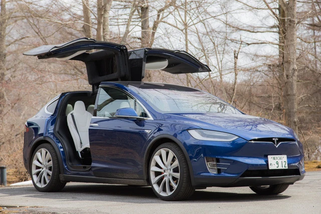 ファルコンウイングドア採用・テスラ「モデルX」発売日:2016年9月、価格:1269万9000~1499万9000円、最大航続距離:580㎞。モデルXはモデルSをベースに開発されたSUVである。5人、6人、7人乗りがある。コチラも納期は1年以上かかる