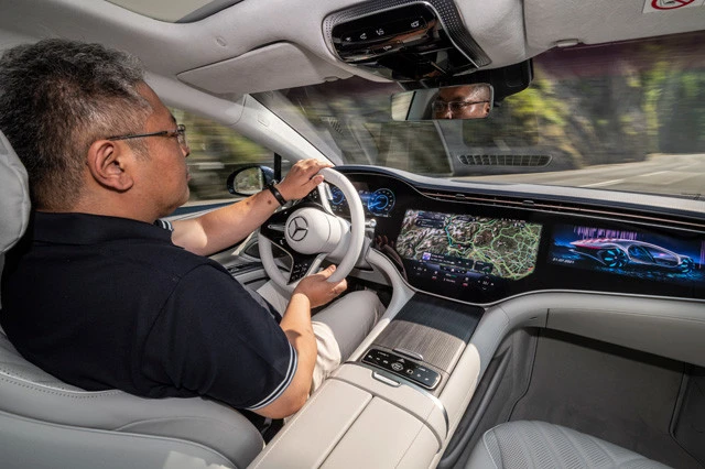 メルセデス・ベンツの次世代ラグジュアリーEVサルーンのEQSに、スイス・チューリッヒで試乗する竹花氏