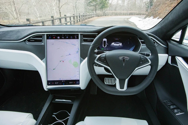 メーターはオール液晶。センターに位置する17インチのタッチスクリーンはド迫力!