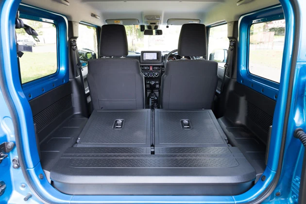 後席はヘッドレストを外して折り畳めば、352リットルのラゲッジスペースが誕生する