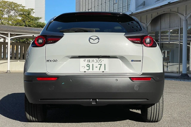 「ｅ‐ＳＫＹＡＣＴＩＶ」のバッジが輝くリア。リアに鎮座する「ｅ－ＳＫＹＡＣＴＩＶ」のバッジは、他のＭＸ－３０との大きな違い。ちなみに充電ソケットは右側リア