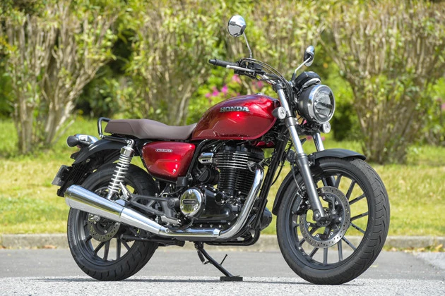 ホンダ GB350 発売:2021年4月22日 価格:55万円 GB350を購入する場合、39歳以下なら5万円引きとなる「U39割」を絶賛実施中! 「ホンダはライダーの若返りに本腰を入れていますよ」と青木