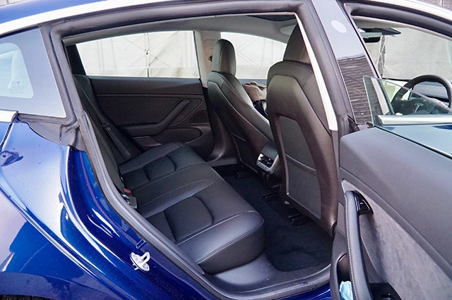 室内はマジで広くて快適。５名がフル乗車した長距離の移動も苦にならない