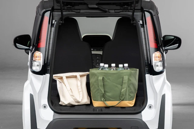 ラゲッジはご覧のように実用性十分で、スーパーの買い物程度ならこの広さでまったく支障はないだろう