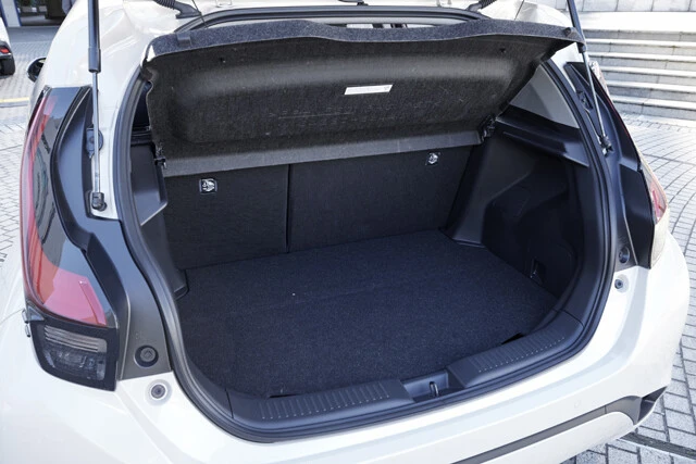 後席を使用した状態での荷室容量は300リットルと文句ナシ。後席を倒すとほぼフラットの状態に
