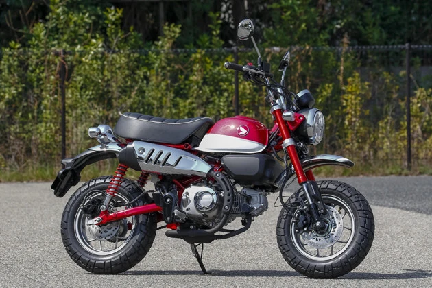 灯火類はLEDを採用。ホイールは前後ともに12インチ。ブレーキは前後ディスク式。ABS装着車も用意