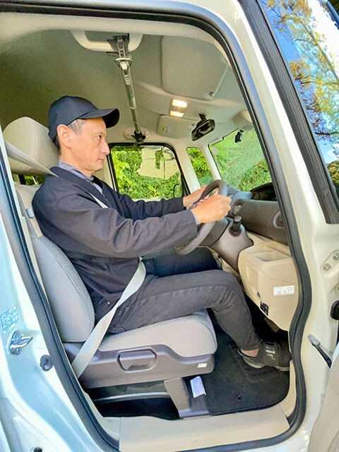 アクセルはふわっと優しくゆっくり踏み込むのがエコ運転の基本。最初の５秒で時速２０キロを目安にする。アクセルを強く踏み込むと燃費は確実に悪化