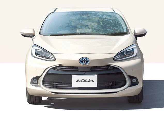 トヨタ「アクア」ＷＬＴＣモード：３０．０～３５．８㎞／Ｌ、価格：１９８万～２５９万８０００円、発売：２０２１年７月、値引き：１０万円。リセールバリュー：Ｃ＋。ハイブリッド専用車の２代目。２０１３年～２０１５年の登録車の年間販売台数トップに輝いた。今年１０月の新車販売総合ランキング４位と絶好調！