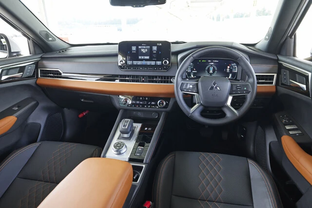 12.3インチのフル液晶ドライバーディスプレイは大画面でとにかく見やすい。スマホ連動の大型ナビも目を引く