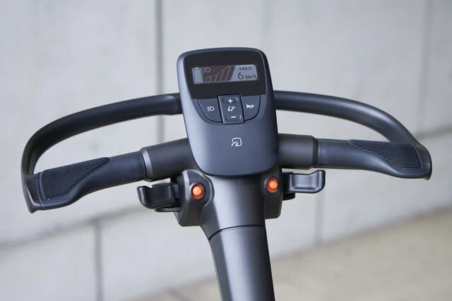 速度だけでなく、バッテリー残量もひと目でわかる状態表示パネルを装備する