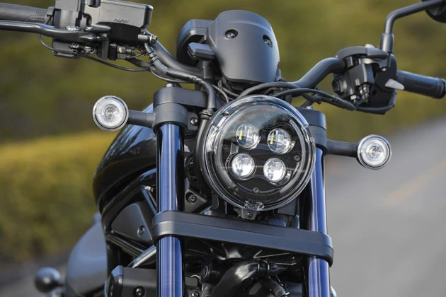 ライトはLED。ちなみにフロントフォークは酸化チタンコートによる黒仕上げ