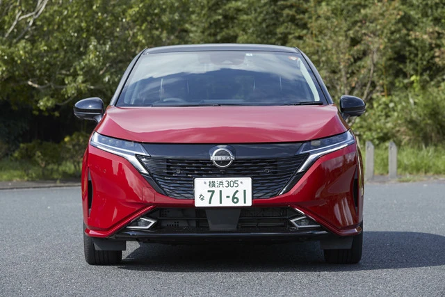 日産 ノート オーラ 価格:261万300~295万7900円 発売:2021年8月 値引き:15万円 リセールバリュー:C フロントはオーラ専用のデザイン。小さなVモーションと薄型LEDヘッドライトを採用。上級感のある顔面だ
