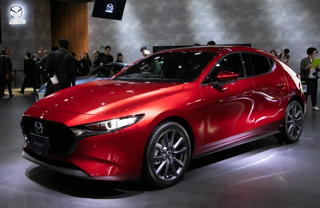 マツダ「マツダ3ファストバック」発売:2019年5月 価格:222万1389~368万8463円 値引き:3万円 リセール:C。インパクト抜群のスタイリングと、マツダが誇る新世代エンジン「スカイアクティブX」が魅力のマツダ3ファストバック。ちなみにマツダ3は、アクセラの後継モデルである