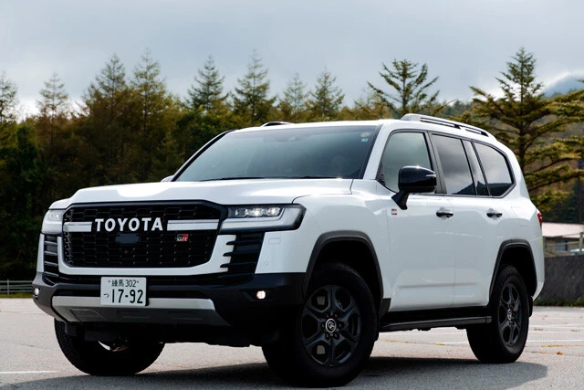 トヨタ「6代目 ランドクルーザー GR SPORT」発売:2021年8月、価格:770万~800万円、リセール:A+、値引き:20万円。GRスポーツは専用のバンパー、ラジエーターグリル、ホイルアーチモールなどを採用している。全体的にスポーティな雰囲気に仕上がっている