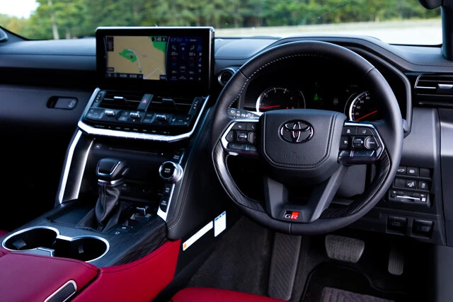 GRスポーツ専用の装備は本革巻きステアリング、フロントシートなど。オプションのナビを装着すると専用のオープニングを表示
