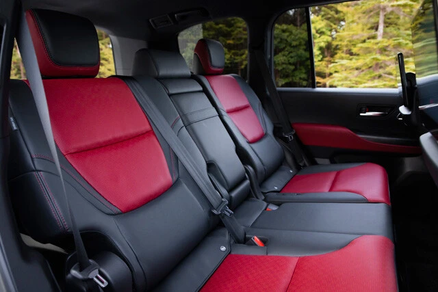 シートも専用になる。写真はブラック&ダークレッド。ほかにブラックコンビレザーを選ぶことが可能。試乗車の価格は800万円