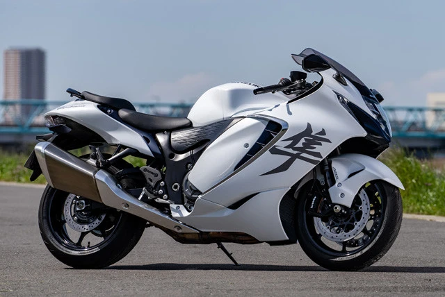 スズキ「3代目ハヤブサ」発売:2021年4月7日、価格:215万6000~222万2000円。伝統のエアロダイナミクスデザインは、新型にもしっかり受け継がれている。灯火類はフルLEDに進化した