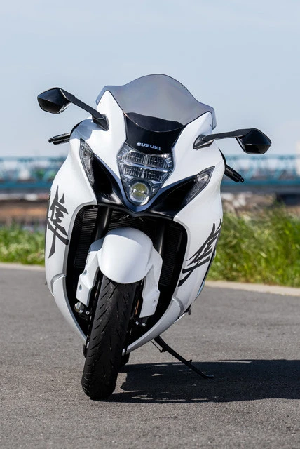 フロント。新型のシート高は800㎜と2代目より5㎜低くなった。身長175㎝の青木でも足着き性に不安はない