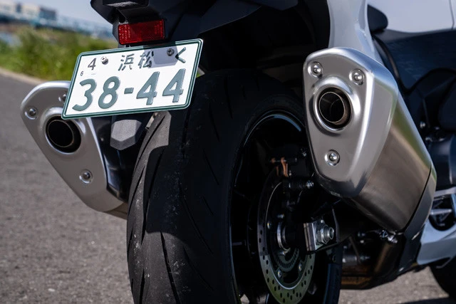 マフラーは左右2本出し。サウンドは2代目よりもシビれる音質に。低速時と高速時の音の違いも味わってほしい