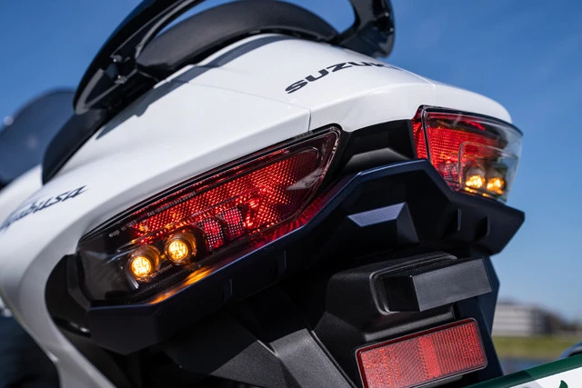 リア。もちろん、テールランプはLED化されている。左右2灯に分割されたリアは迫力満点の仕上がりに