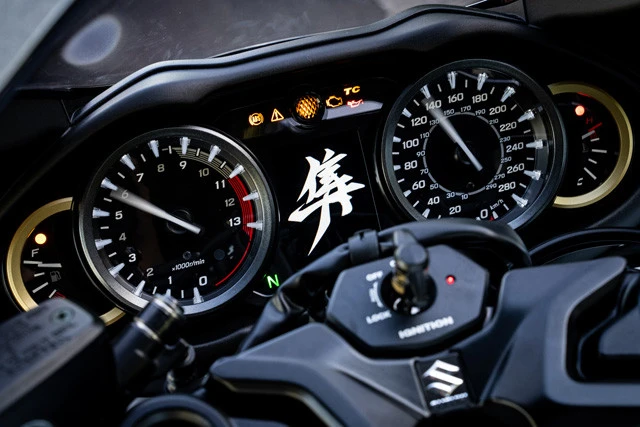 メーターはアナログメーターとカラーTFT液晶の組み合わせ。イグニッションを入れると「隼」の文字を表示