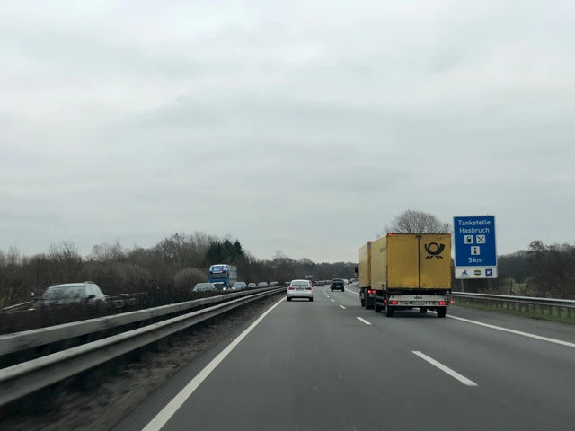 「速度無制限」としても有名なドイツのアウトバーン。全区間無料だが、実は1995年から12t以上、2015年から7.5t以上の大型トラックは有料に