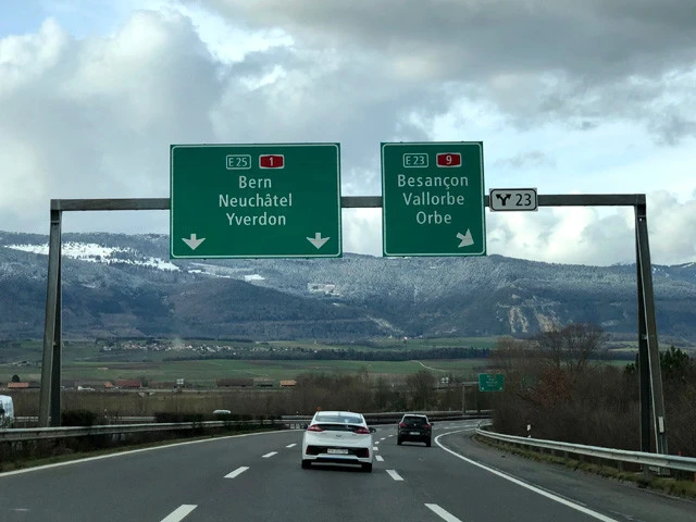 スイスの高速料金は一括前払い。年間通行券「ヴィニエット」はガソリンスタンドやサービスエリアなどで購入できる。これがあれば高速道路は乗り放題に