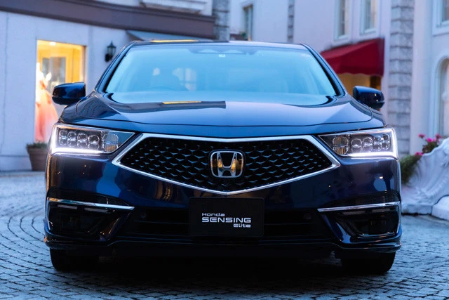 フロントのセンサーは全部で7個。フロントにはカメラが2個、レーダーが3個、ライダーが2個搭載されている。けっこうイカツイ