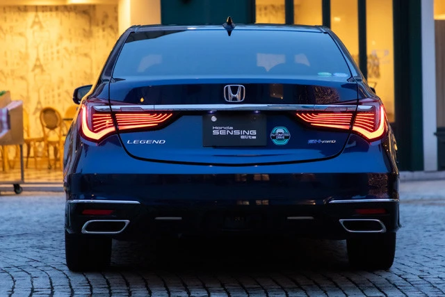 リアには「自動運行装置搭載車」を示すステッカーが! 後部に貼付された「AUTO MATED DRIVE」のステッカーは自動運転車の証だ