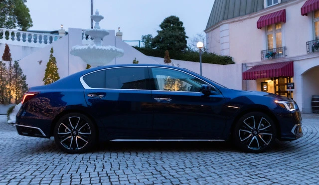 専用アルミホイールを装備。ベルリナブラックに塗装された19インチのノイズリデューシングアルミホイールは専用装備