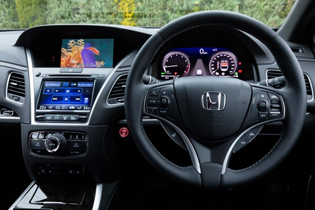 ホンダセンシングエリート専用コックピット。トラフィックジャムパイロットか作動するとハンドル、ナビ、グローブボックスが青く点灯する