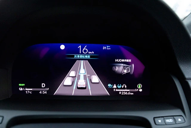 レベル3機能「トラフィックジャムパイロット」作動画面。車速が約30キロ以下になり、さらに前後に車両がいる高速道路の渋滞時でレベル3機能が立ち上がる