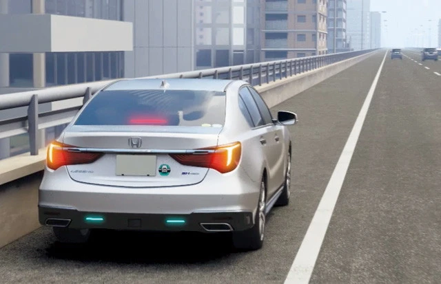 万一に備えた緊急時停車支援機能。システムからの操作要求にドライバーが応じ続けない場合、クラクションなどで周囲に警告しながら安全な場所に自動で停止する