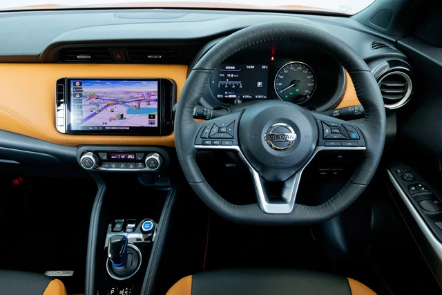 メーターパネルは7インチのカラーディスプレイと速度計を組み合わせる。シートは合成皮革