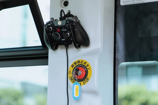 今回の取材では有人だったが、将来的には無人運転車を想定。ハンドルはなく、コントローラーを装備