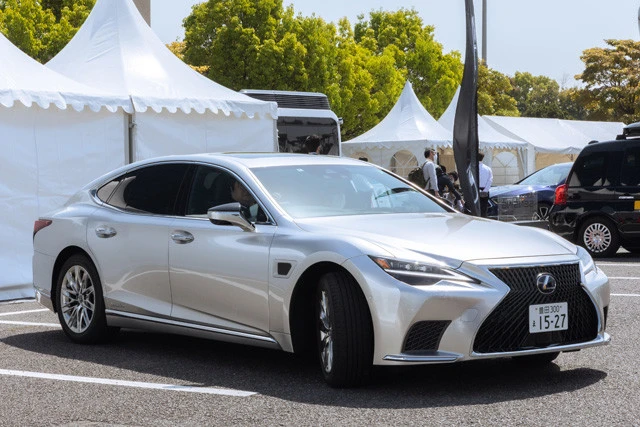 レクサス「LS500h」価格 1632万~1794万円(アドバンストドライブ搭載車)「アドバンストドライブ」は、高速道路や自動車専用道路で交通状況をシステムが判断し、車線変更などの運転を支援する優れものだ