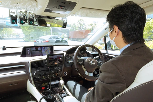 「区画線が見えない雪道での自律走行についても、独自のノウハウがあります」と話す菅沼教授。今回の実証実験では、自動運転における信号情報の必要性などを検証