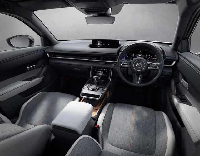 注目点(2)メインテリアはMX-30のマイルドハイブリッドモデルと変わらないが、メーターは「EVモデル」専用となる。駆動用バッテリーのレベルなどがデジタル表示される。かなり近未来的なメーターだ