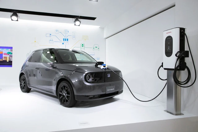 世界中で話題沸騰! ホンダ「ホンダe」。新型ゴルフなどの強豪を抑え、日本車では初となる「ドイツ・カー・オブ・ザ・イヤー」を戴冠したホンダe。世界中で高評価を得ている。価格 451万~495万円、発売 2020年10月