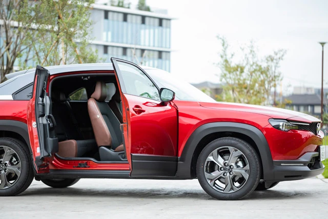 マツダ「MX‐30」発売:2020年10月、価格:242万~265万6500円、値引き:5万円、リセール:B、ボディサイズ=全長4395㎜×全幅1795㎜×全高1550㎜。観音開きドアを採用するMX-30のエンジンは、2L直4DOHCエンジンをモーターがアシストするマイルドハイブリッドを搭載。上質な加速が魅力