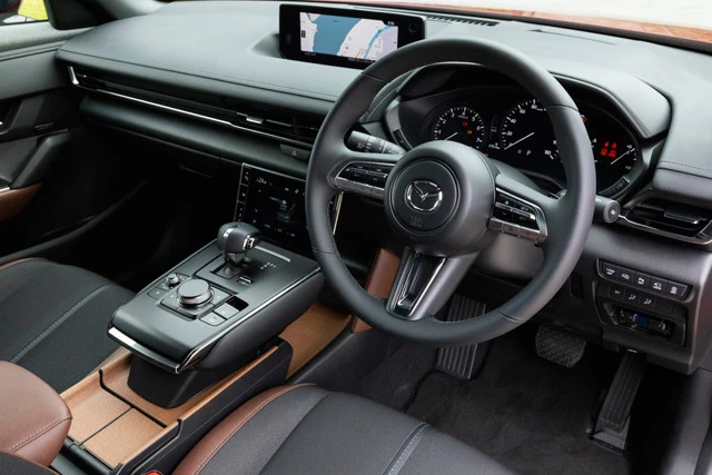 内装は水平基調を強めてワイド感を強調。センターコンソール周辺にはコルクを多用している