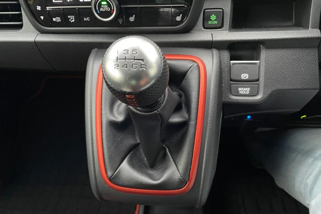 男のスポーツ心をくすぐる6速MTは、インパネシフトとなっている。シフトフィールはマジで爽快だ